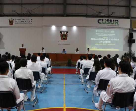 Ceremonias de Juramento e Imposición de Batas Blancas fortalecen la ética médica en estudiantes del CUSur