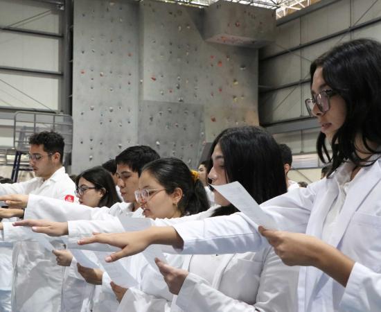 Ceremonias de Juramento e Imposición de Batas Blancas fortalecen la ética médica en estudiantes del CUSur