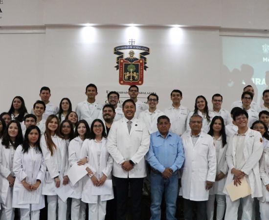 Ceremonias de Juramento e Imposición de Batas Blancas fortalecen la ética médica en estudiantes del CUSur