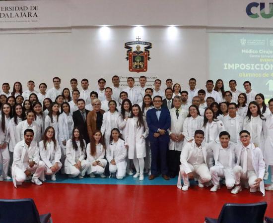 Ceremonias de Juramento e Imposición de Batas Blancas fortalecen la ética médica en estudiantes del CUSur