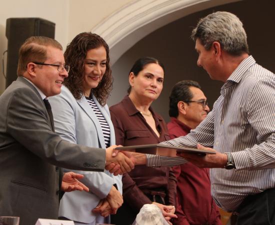 CUSur reconoce a su personal jubilado y con destacada trayectoria en emotiva ceremonia