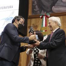 Juan Gabriel Vásquez gana el premio Vargas Llosa