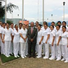El Rector del CUSur Mtro. Ricardo Xicoténcatl García Cauzor con estudiantes de Licenciatura en Enfermería