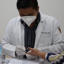 Alumnos haciéndose pruebas rápidas de antígeno