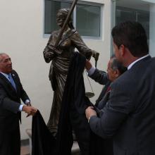 Foto 1. Nota Develan estatua de la Diosa de la Justicia en el marco del día del abogado