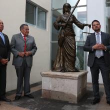 Foto 2. Nota Develan estatua de la Diosa de la Justicia en el marco del día del abogado