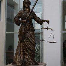 Foto 4. Nota Develan estatua de la Diosa de la Justicia en el marco del día del abogado