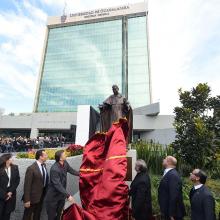 Foto 1. Nota Develan escultura de Fray Antonio Alcalde en explanada de Rectoría General
