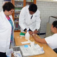 Estudiantes de la Licenciatura en Enfermería en sus prácticas en la Clínica Escuela del CUSur