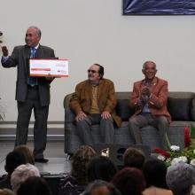 Foto 2. Nota Rubén Fuentes entrega premio a Publio García Tello, ganador de la Bienal de Composición