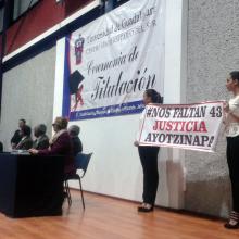 + Los profesionistas recibieron su acta de titulación y recordaron a los 43 estudiantes de Ayotzinapa