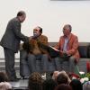 Foto 1. Nota Rubén Fuentes entrega premio a Publio García Tello, ganador de la Bienal de Composición